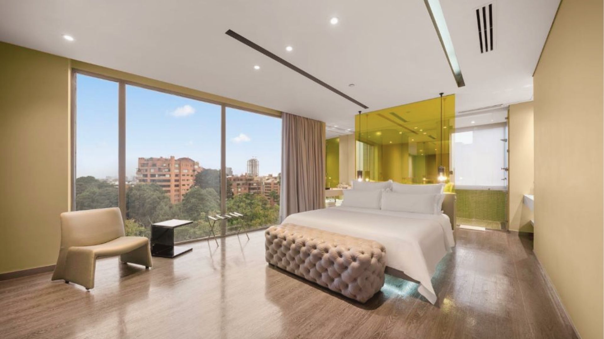 Habitación de lujo en hotel boutique de Bogotá – Diseño, confort y viajes a medida.