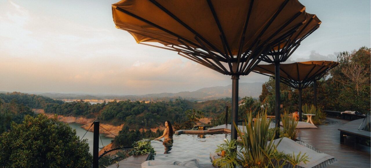 Piscina infinita en hotel de lujo en Colombia, bienestar regenerativo.