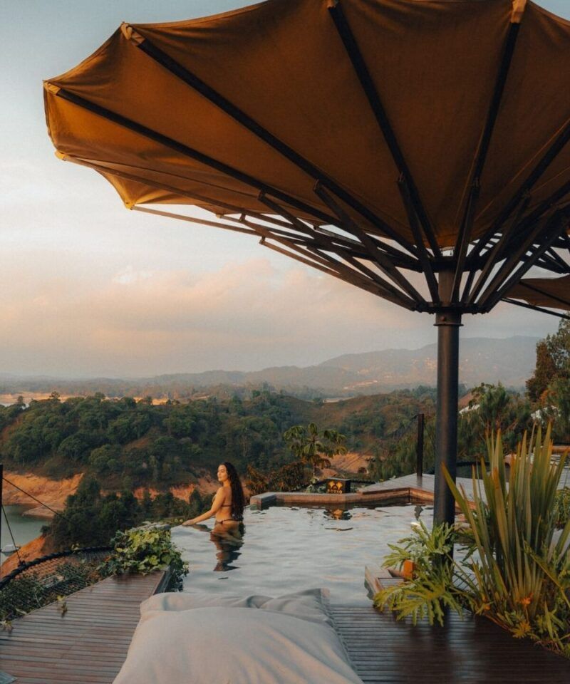 Piscina infinita en hotel de lujo en Colombia, bienestar regenerativo.