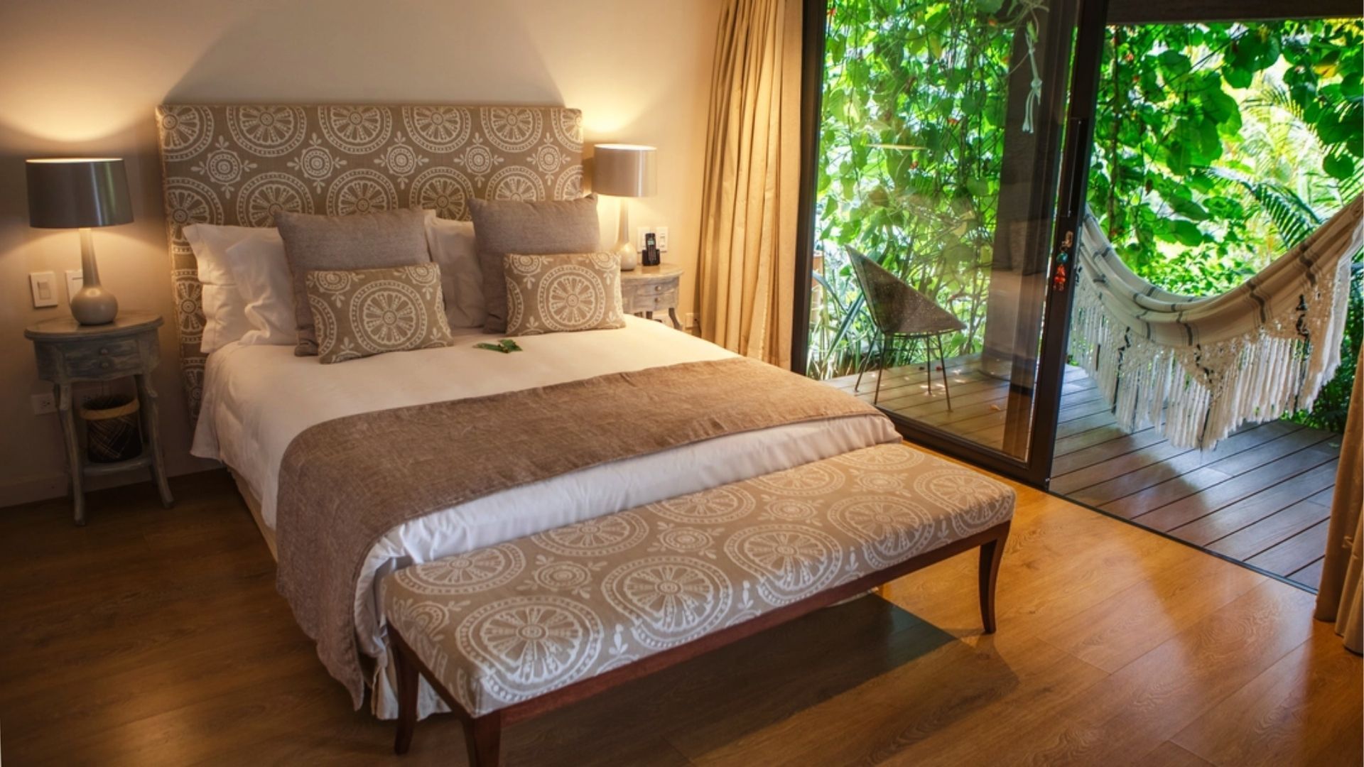 Habitación de hotel de lujo con diseño moderno en Medellín – Confort y estilo a medida.