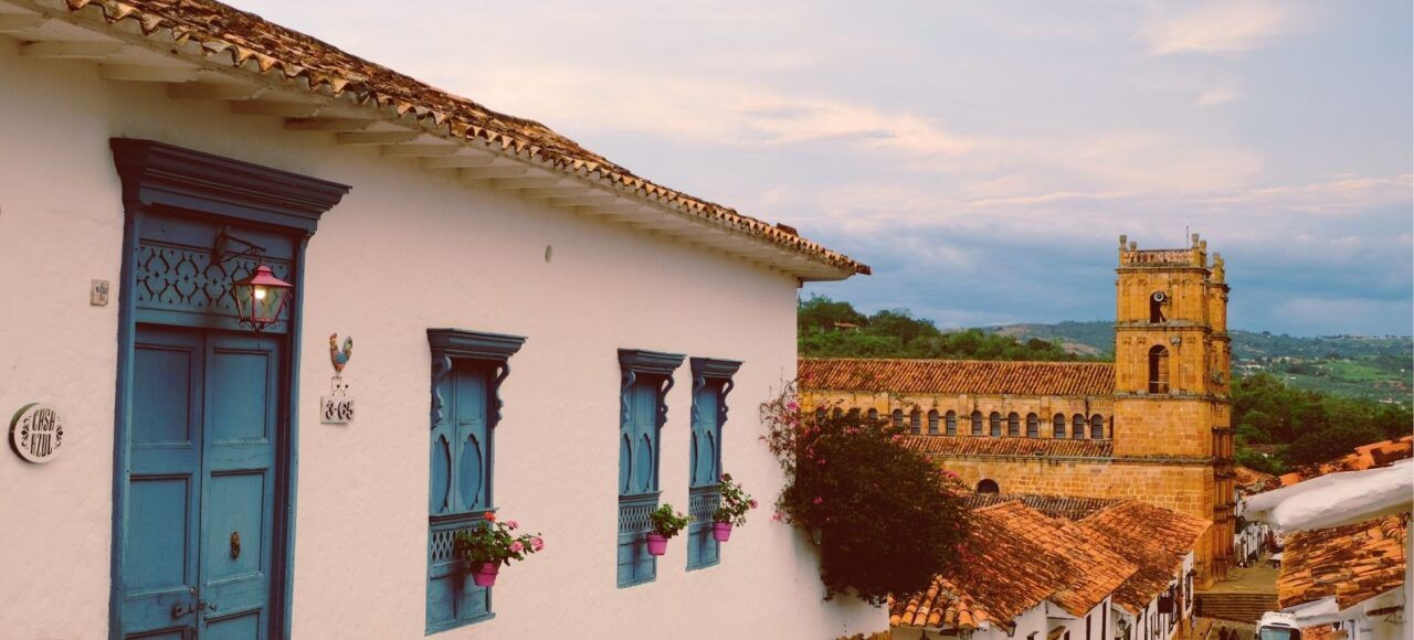 Vista panorámica de Barichara, Santander, Colombia — imagen de fondo en página de confirmación de facturación.