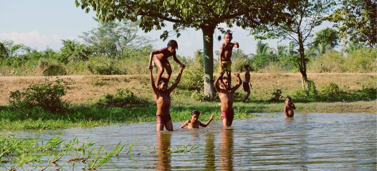 Niños jugando en el río Magdalena a su paso por Mompox, pueblo colonial patrimonio de Colombia.