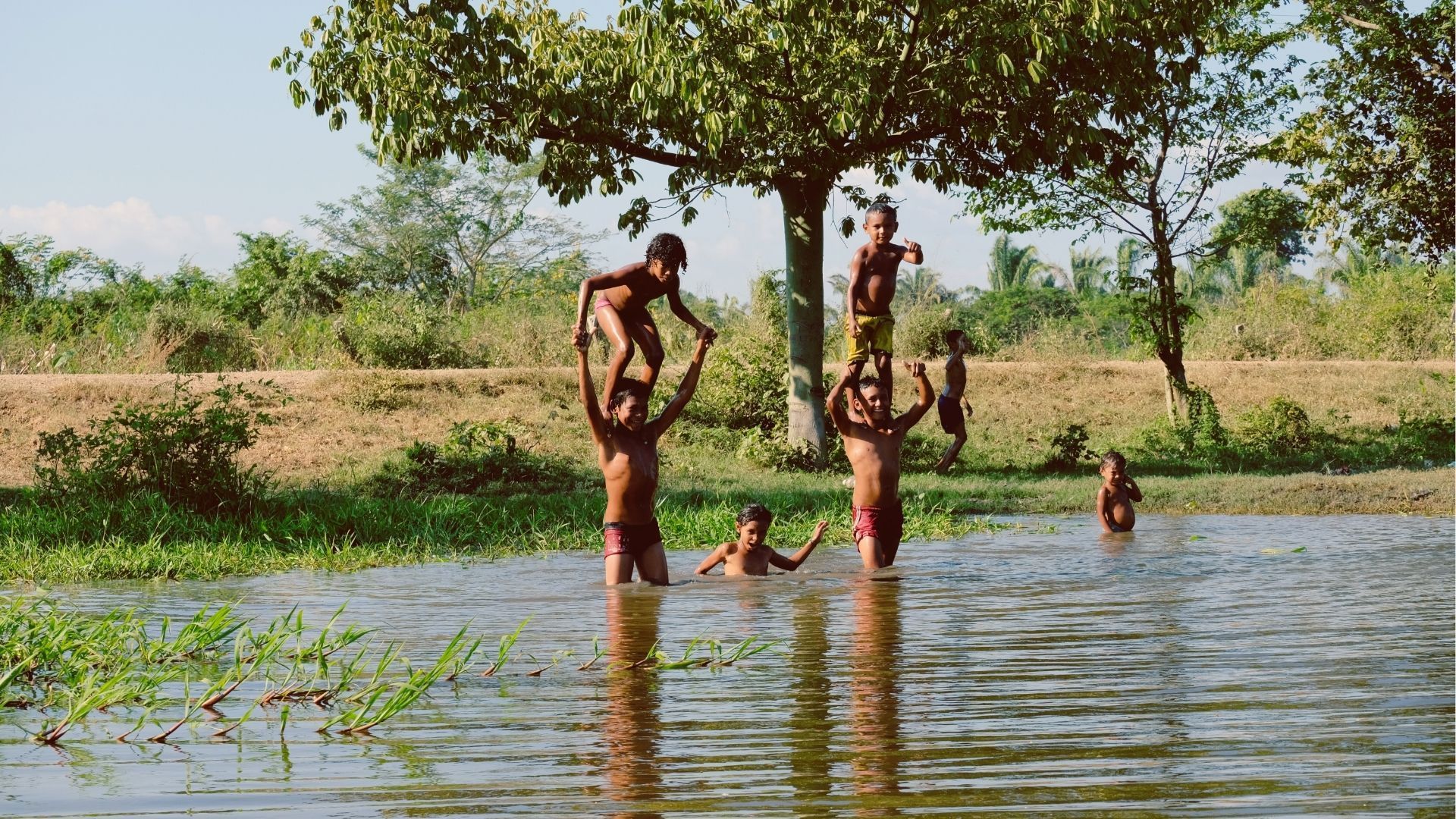 Niños jugando en Río Magdalena, Mompox – Viajes a los pueblos coloniales más auténticos de Colombia