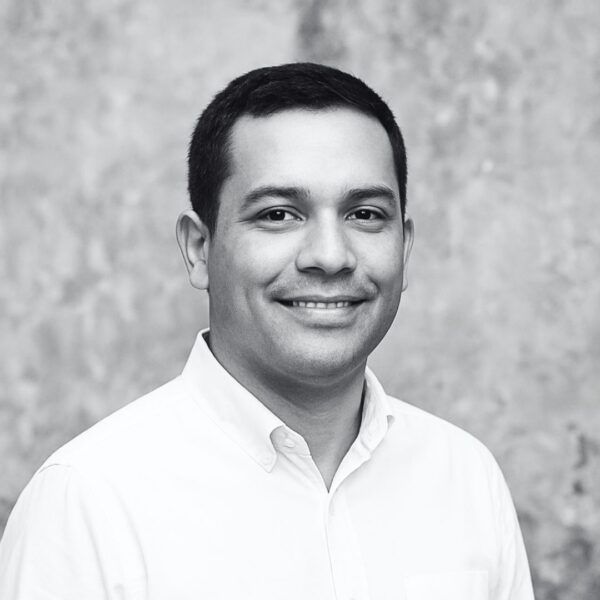 Alberto Castillo, Asistente Administrativo de Colombia en Tour. Excelencia y organización en viajes de lujo.