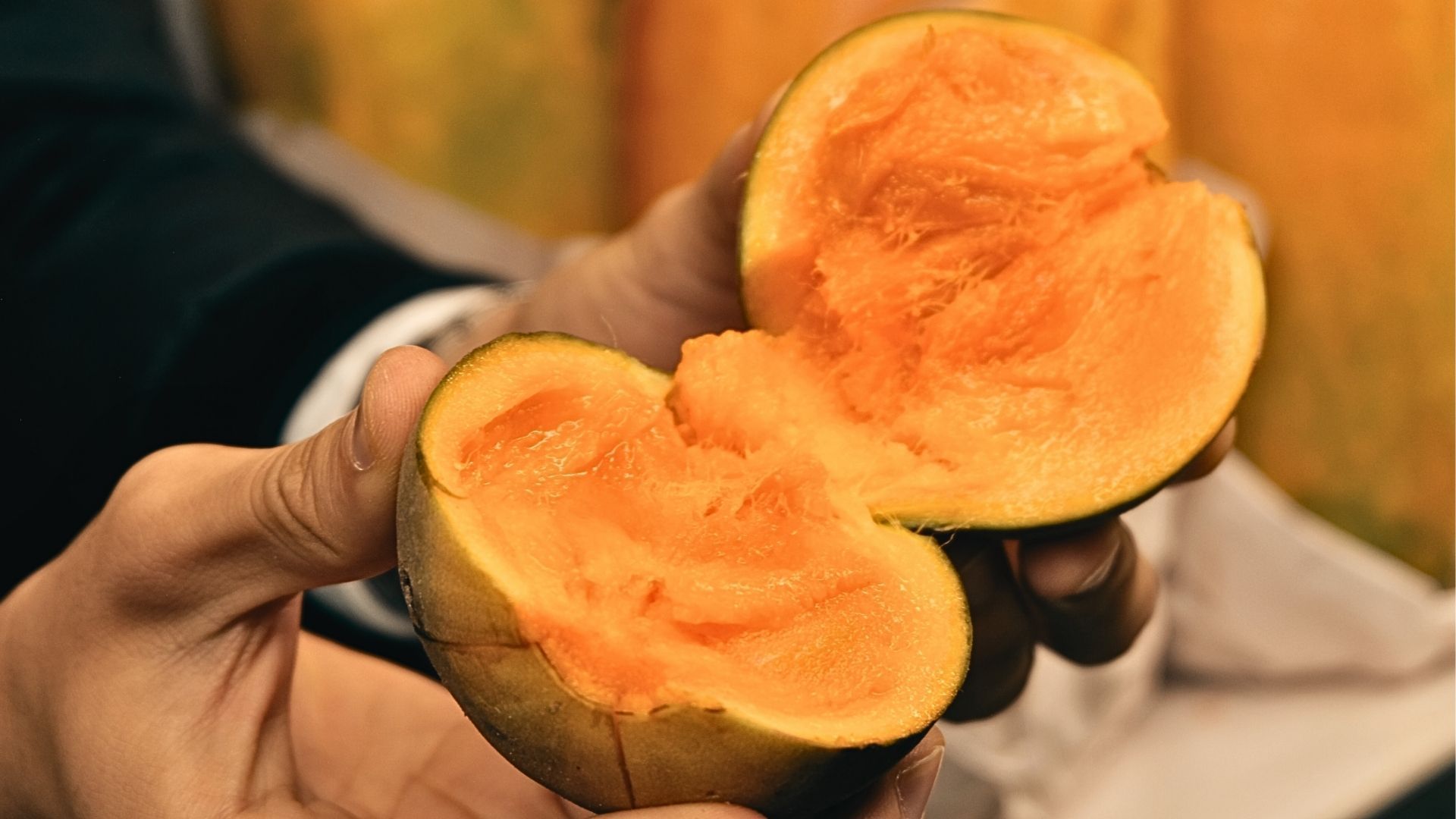 Frutas exóticas colombianas en un mercado tradicional de Bogotá