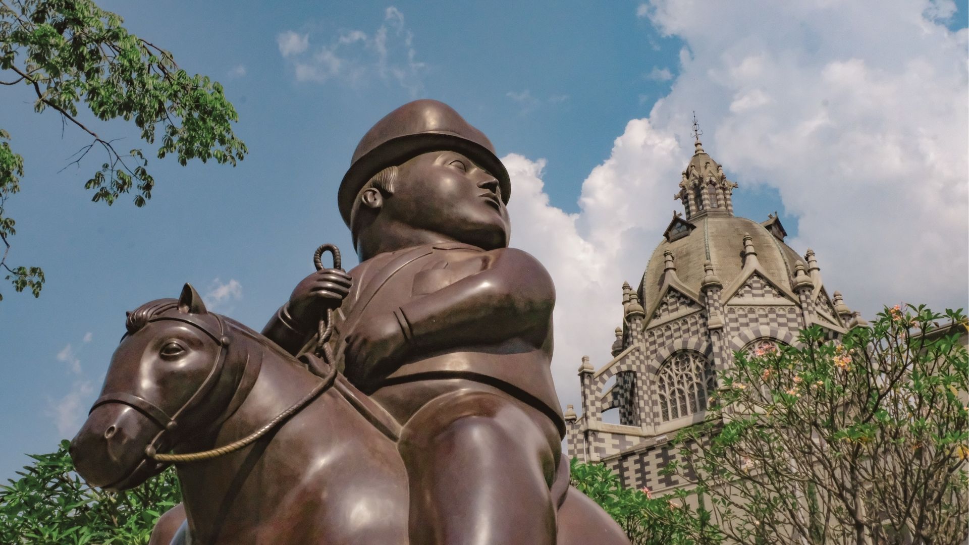 Escultura ecuestre de Fernando Botero frente al Palacio de la Cultura Rafael Uribe Uribe, en el centro de Medellín