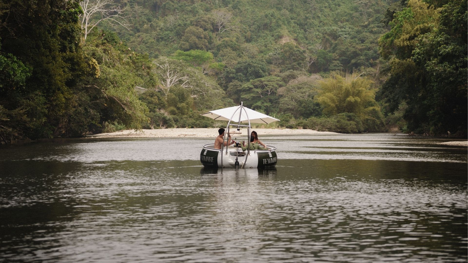Neumático flotante de lujo con mesa para comer en río, cerca de Santa Marta. Gastronomía exclusiva en tours privados.