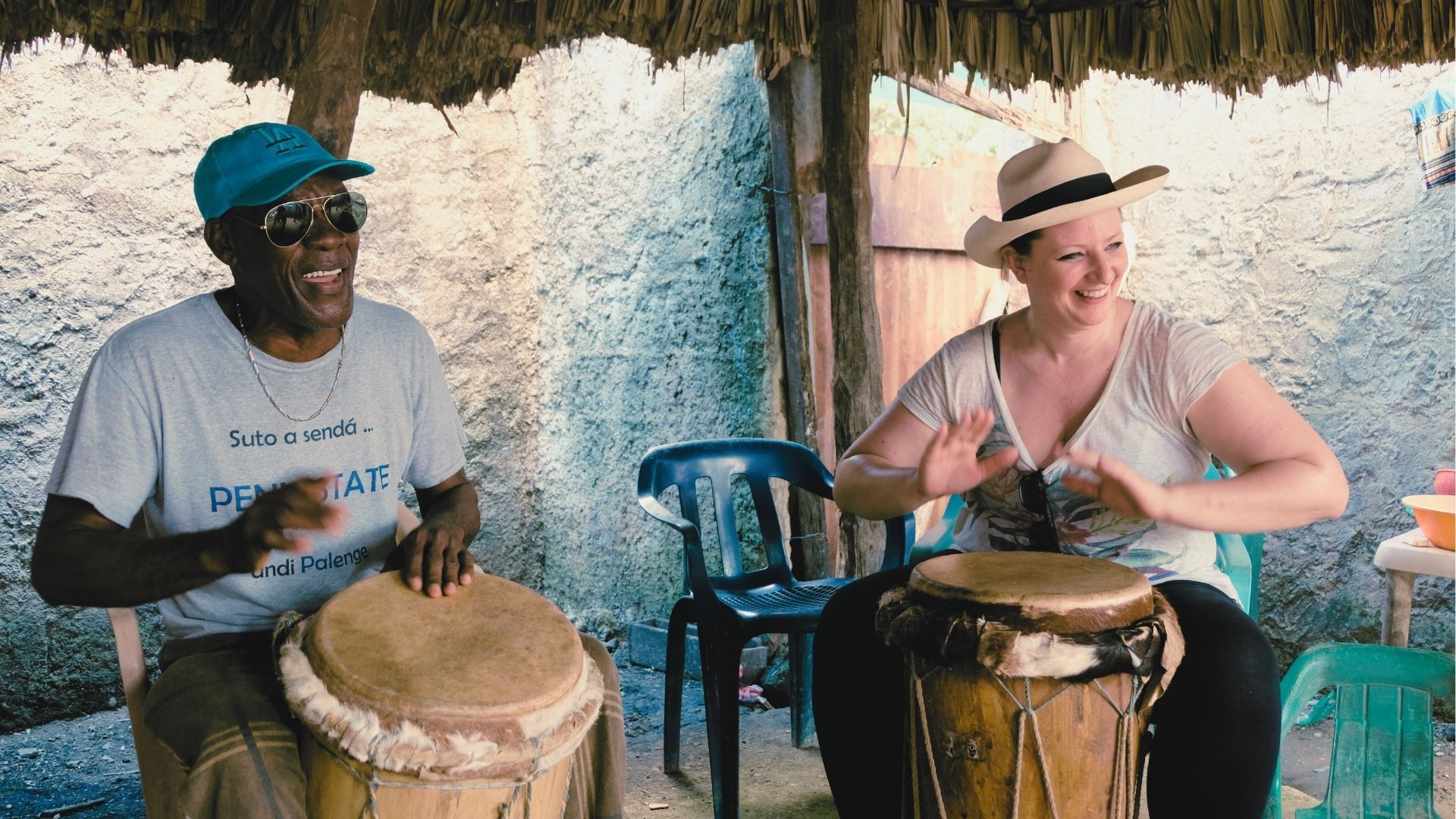 Elisa y Victor en San Basilio de Palenque. Inmersiones culturales y viajes auténticos de lujo a Colombia.