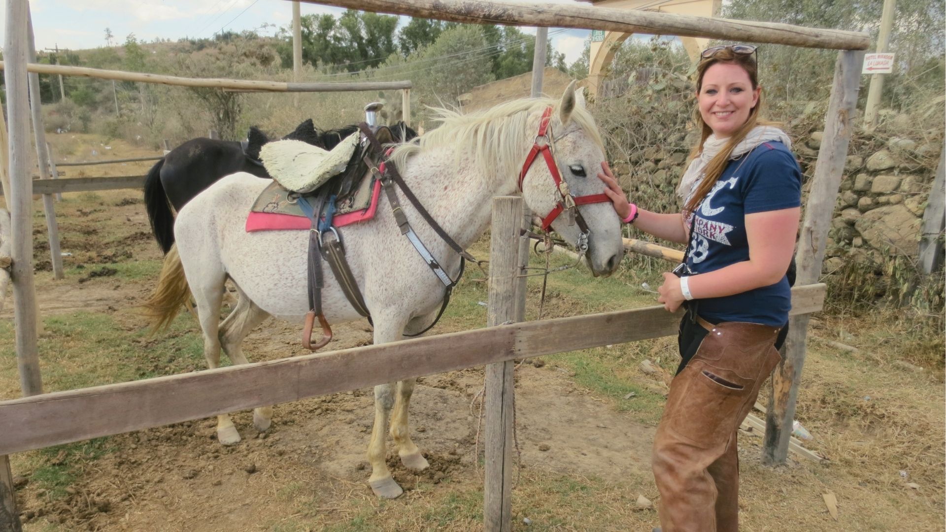 Elisa, co-fundadora de Colombia en Tour, en cabalgata Villa de Leyva. Experiencia y conocimiento profundo del territorio.
