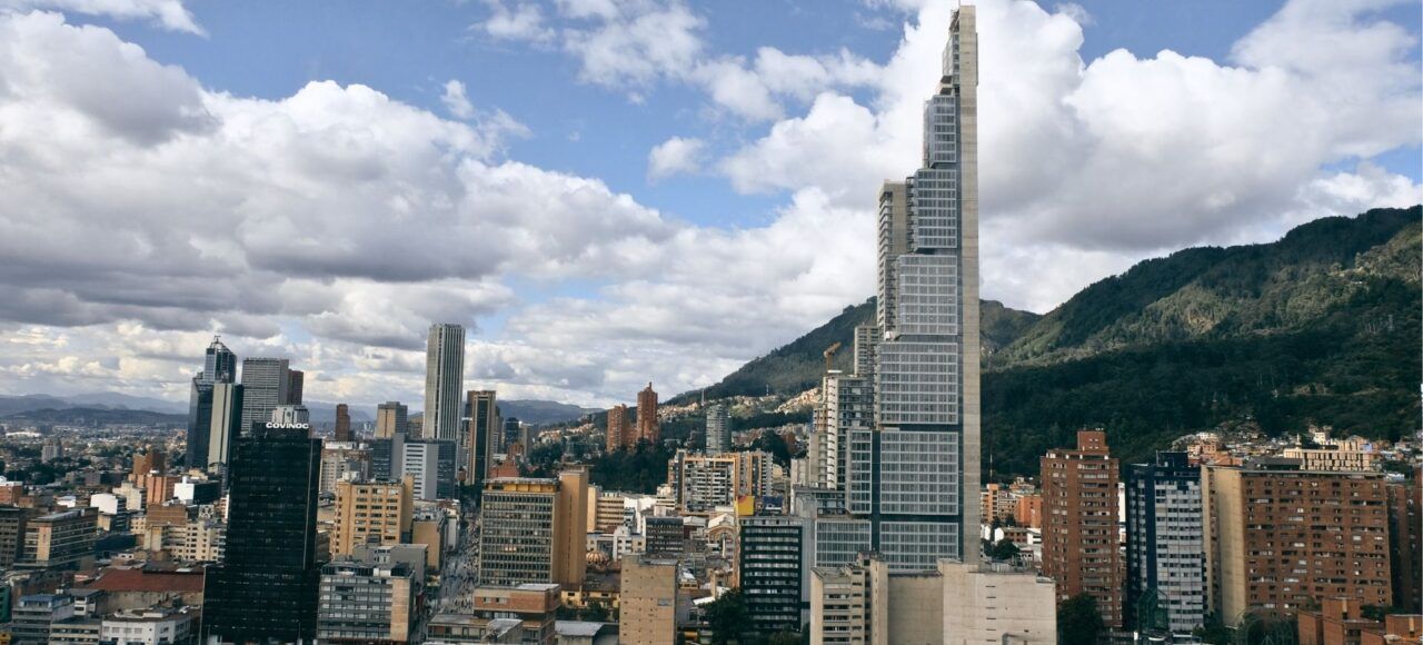 Skyline de Bogotá al atardecer, vista panorámica de la capital colombiana