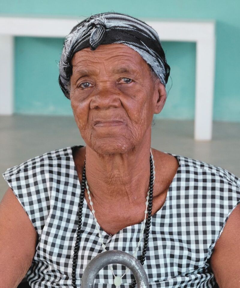 Retrato de Abuela de Palenque – Respeto y tradición en viajes de lujo a Colombia.