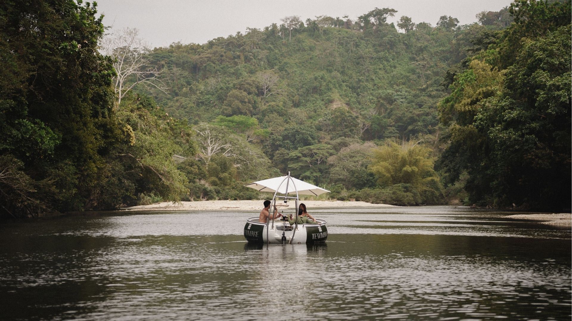 Experiencia gastronómica de lujo consciente en río de Santa Marta – Viajes a medida con propósito en Colombia.