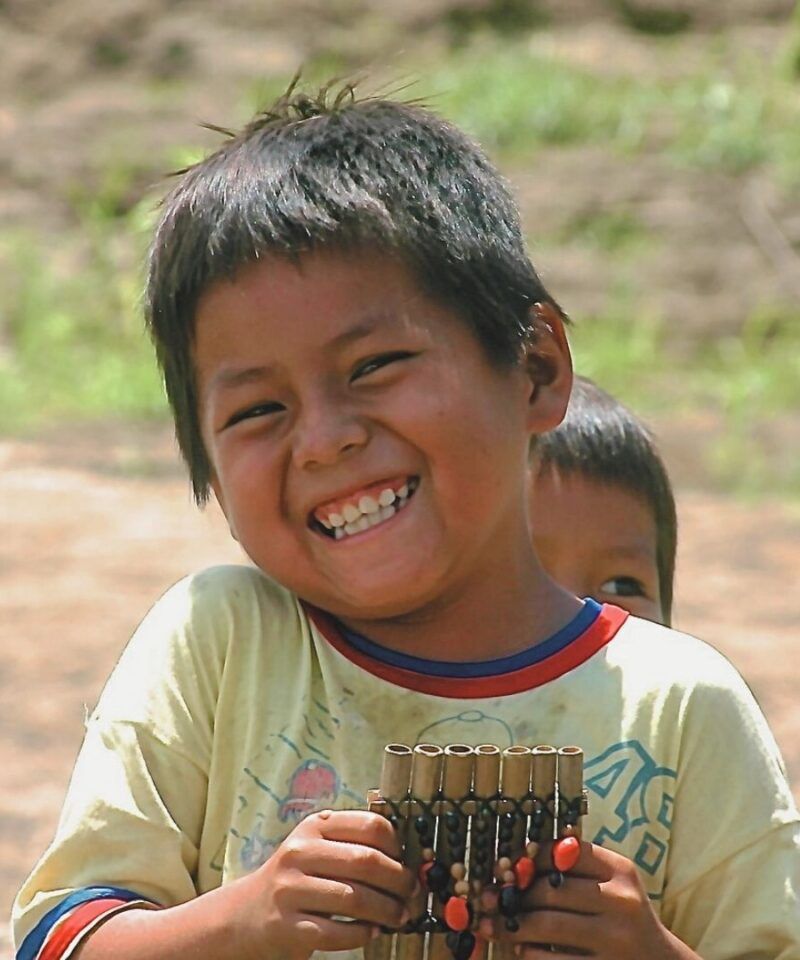 Amazonía, niño indígena sonrisa - Colombia en Tour
