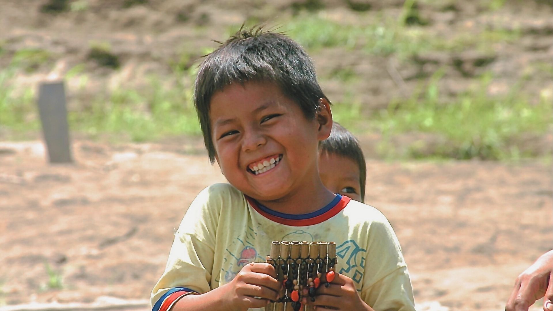 Amazonía, niño indígena sonrisa - Colombia en Tour