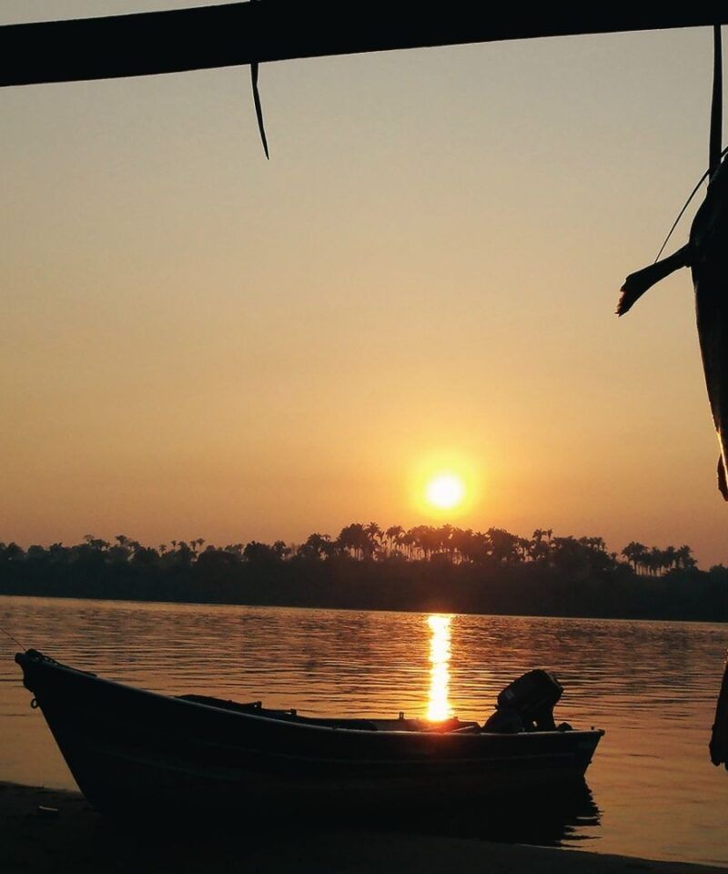 Atardecer de ensueño en el malecón del río Amazonas – Viajes de lujo transformadores a Colombia.