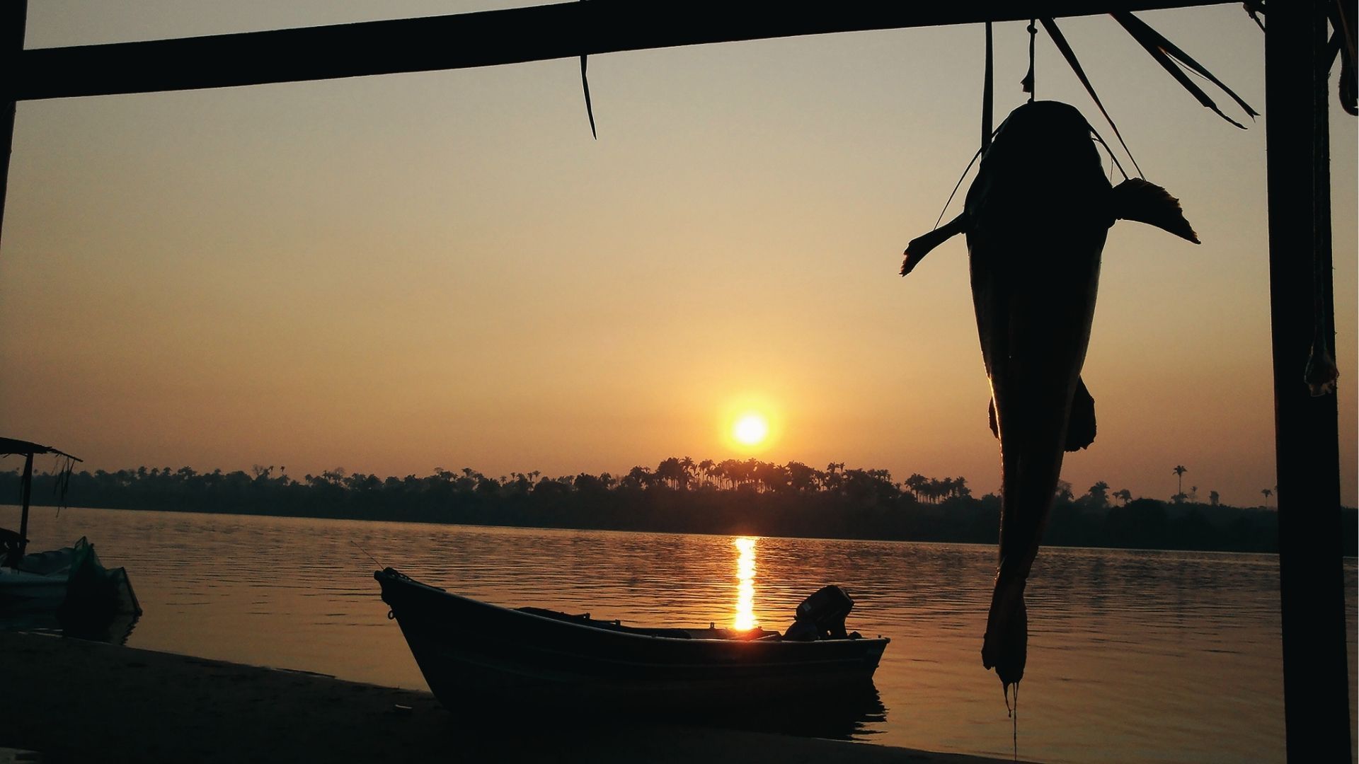 Atardecer de ensueño en el malecón del río Amazonas – Viajes de lujo transformadores a Colombia.