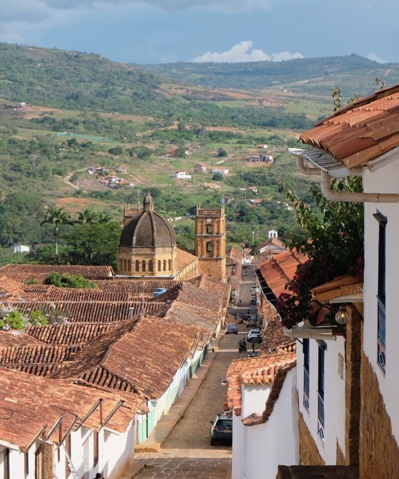 Panorámica de Barichara desde su calle más emblemática, lujo colonial y serenidad.