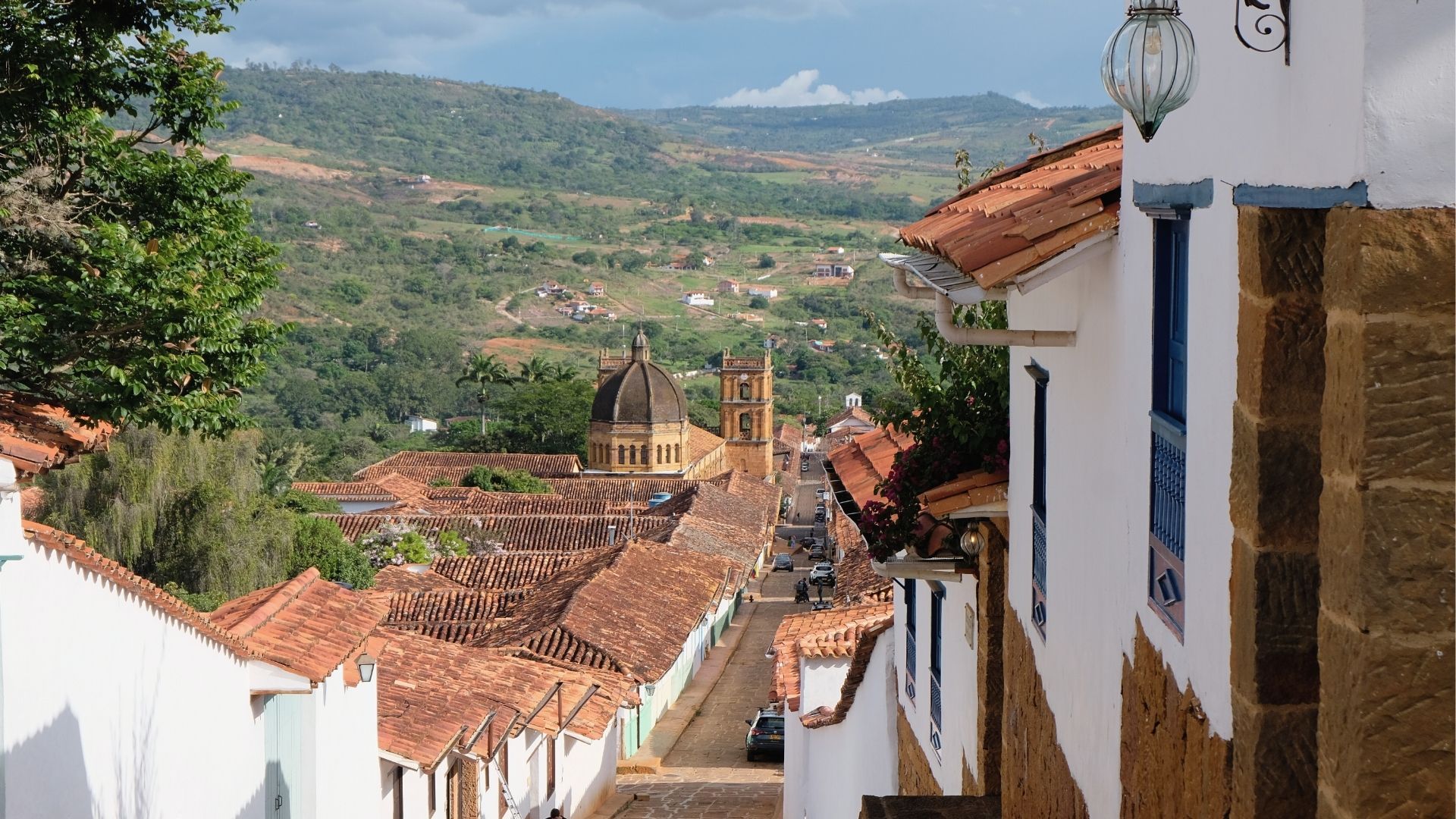 Panorámica de Barichara desde su calle más emblemática, lujo colonial y serenidad.