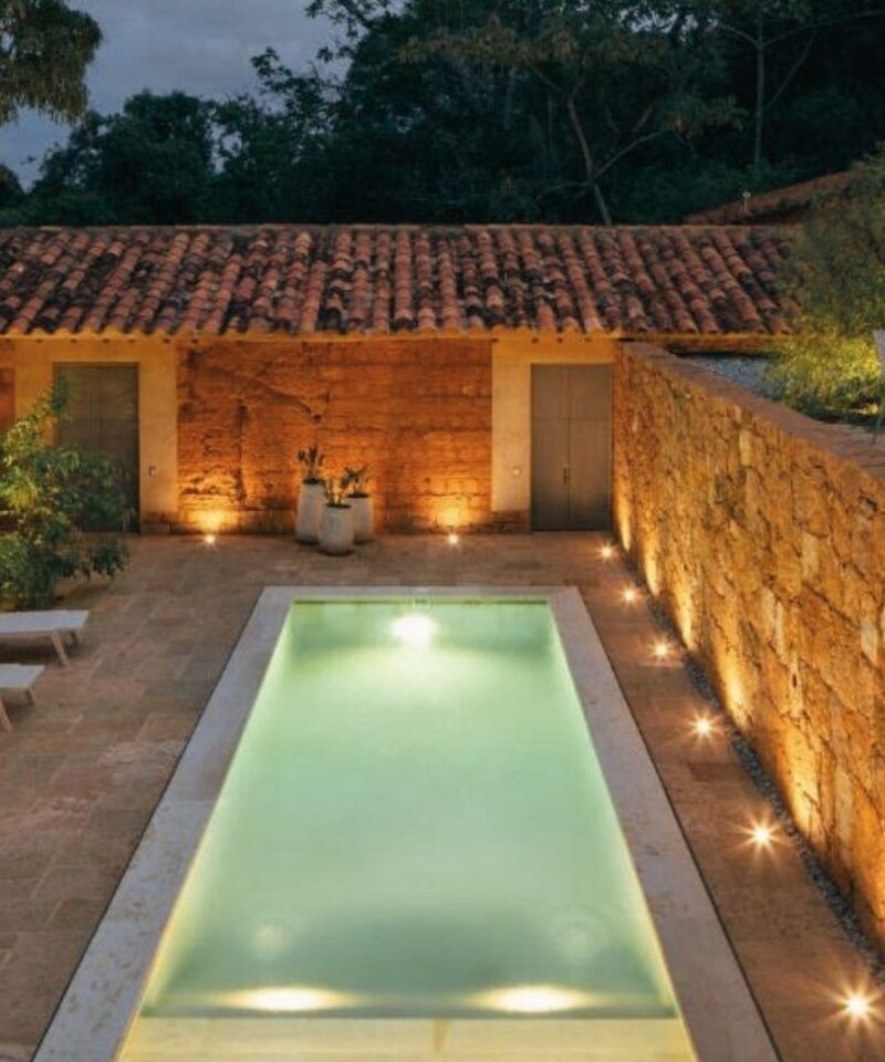 Hotel de lujo en Barichara con piscina turquesa y muros de tierra roja, lujo artesanal y calma natural.