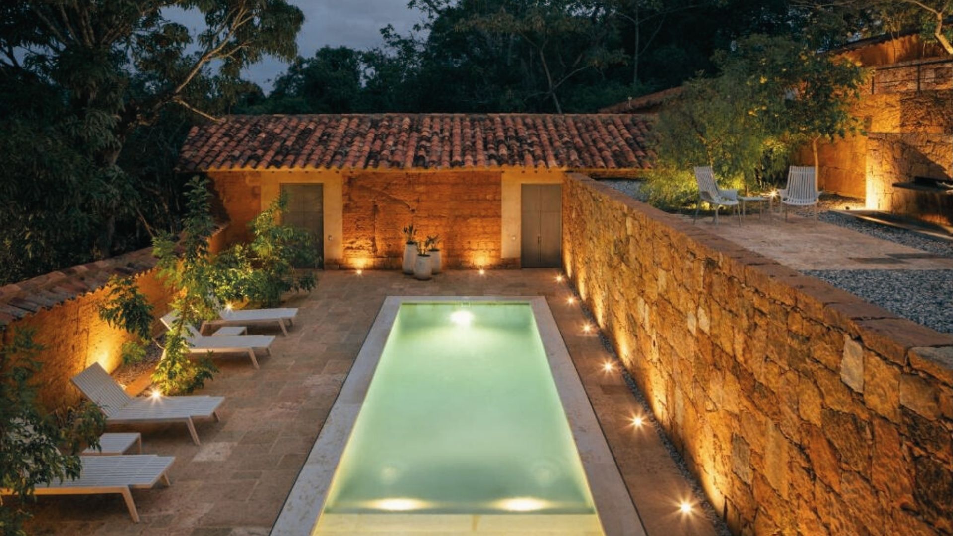 Hotel de lujo en Barichara con piscina turquesa y muros de tierra roja, lujo artesanal y calma natural.