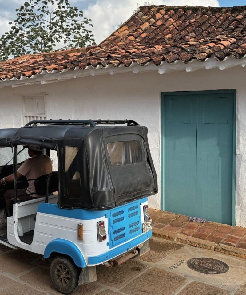 Tuk tuk recorriendo calles empedradas de Barichara, Colombia.