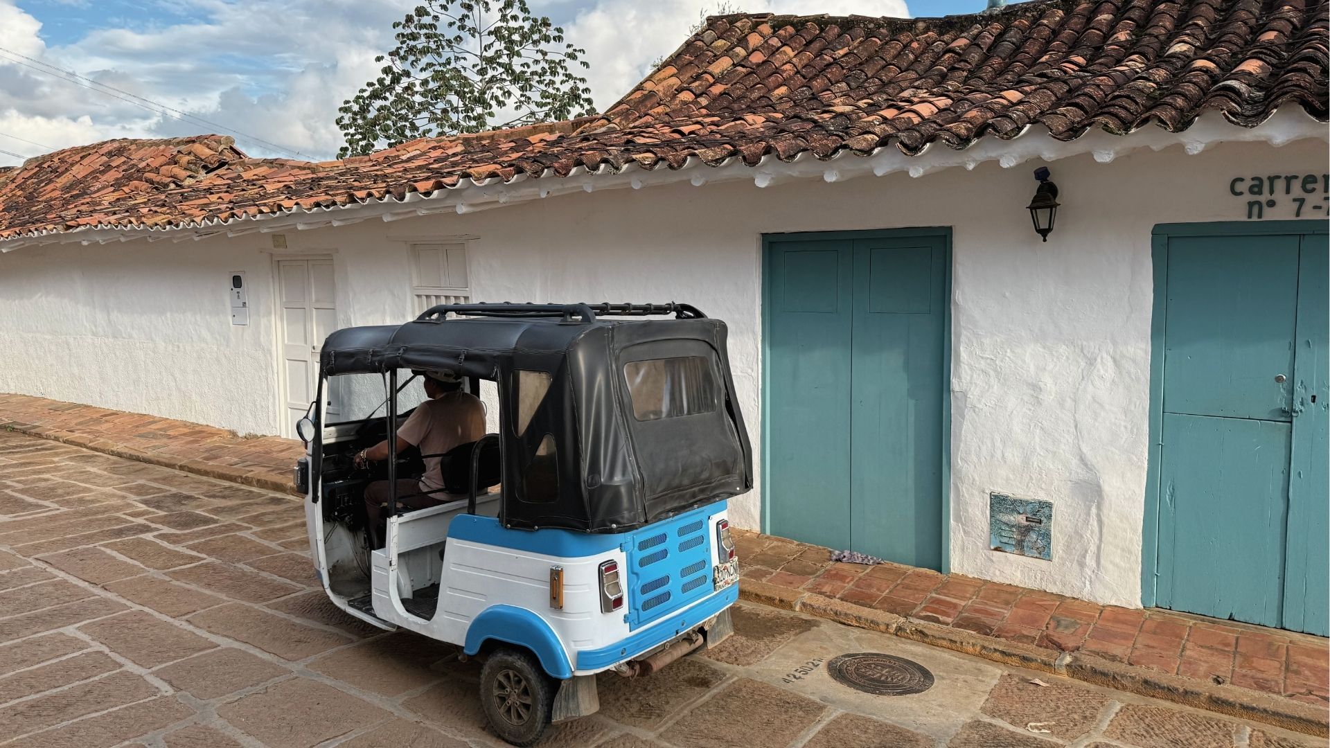 Tuk tuk recorriendo calles empedradas de Barichara, Colombia.