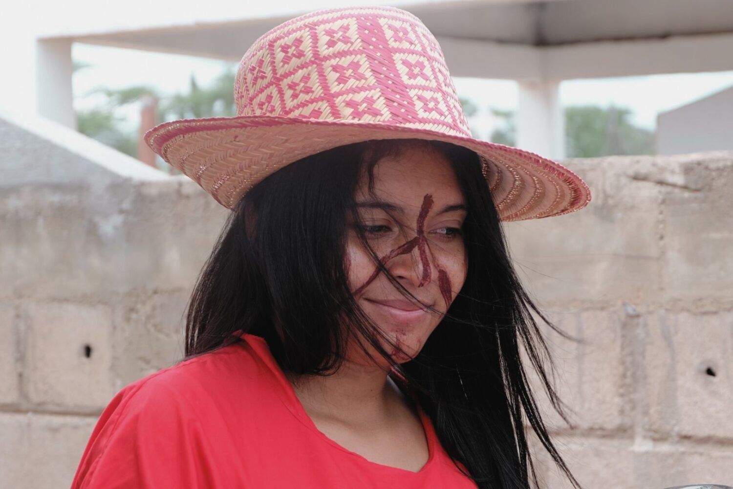 Tours de lujo con comunidades locales e indígenas en Colombia – Experiencias con propósito y sostenibilidad social. Mujer Wayúu sonriendo, La Guajira, Colombia
