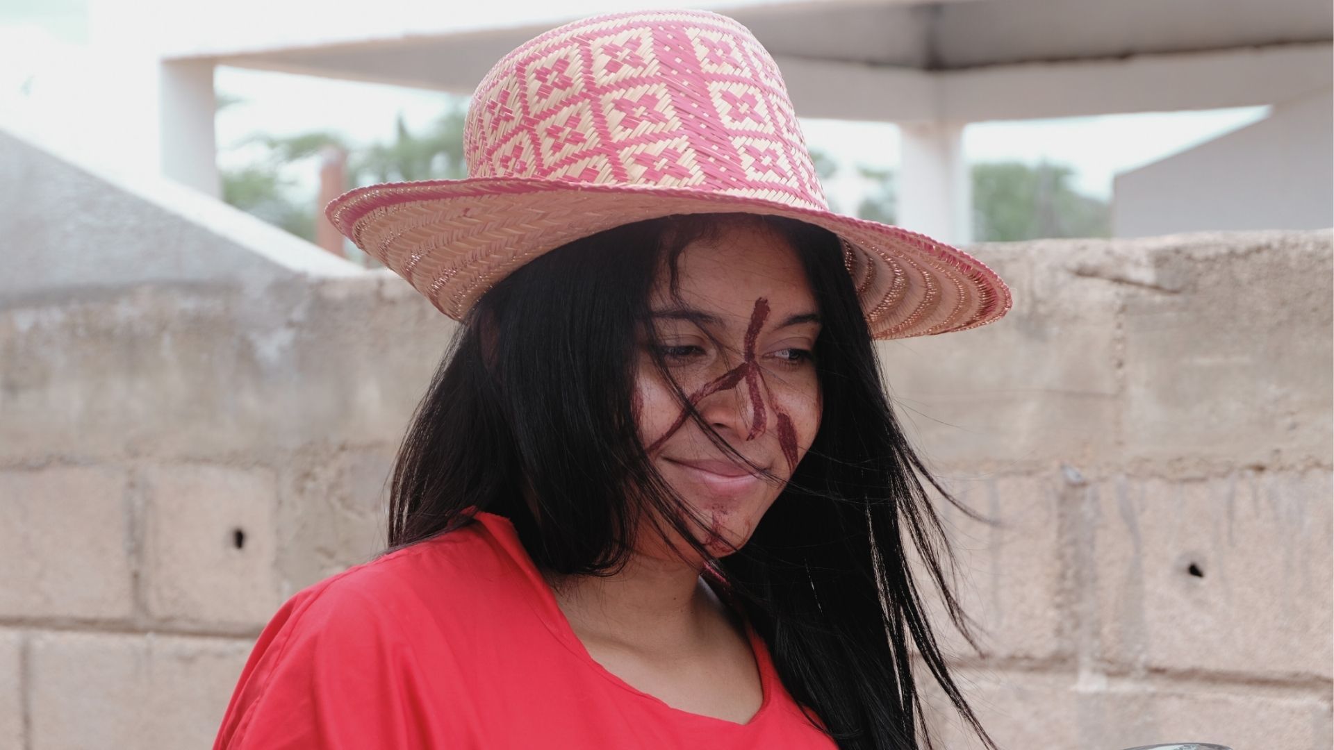 Tours de lujo con comunidades locales e indígenas en Colombia – Experiencias con propósito y sostenibilidad social. Mujer Wayúu sonriendo, La Guajira, Colombia