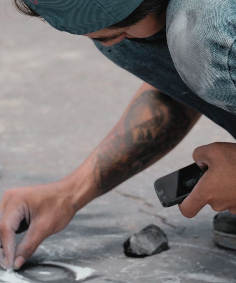 Artista de calle en Bogotá. Inmersiones privadas en el corazón de la cultura y la historia colombiana. Manifestaciones culturales, artísticas y tours de museos en Colombia – Viajes de lujo de arte, historia y diseño.
