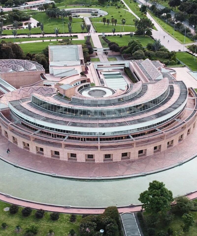 Biblioteca Virgilio Barco. Inmersiones privadas en el corazón de la cultura y la historia colombiana. Recorridos arquitectónicos y tours de museos en Colombia – Viajes de lujo de arte, arquitectura, historia y diseño.