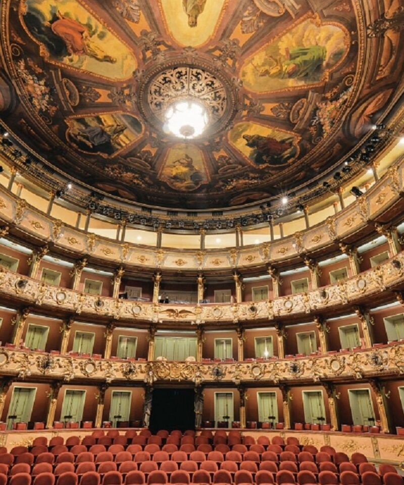 Teatro Colón: El Eco de la Elegancia en Bogotá Teatro Colón Bogotá. Arquitectura neoclásica e historias ocultas contadas por nuestros guías expertos.