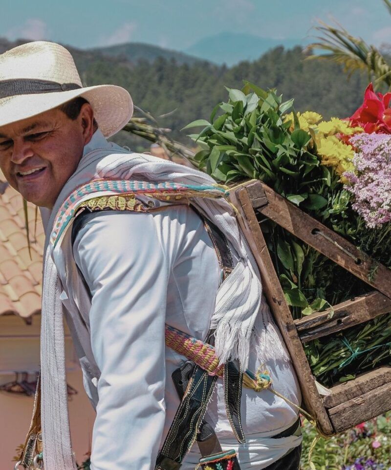 Silletero con su silleta de flores. Inmersiones privadas en el corazón de la cultura, la tradición y la historia colombiana. Manifestaciones culturales únicas en su género ven y descubre más en nuestro Blog de viajes Colombia, Inspírame.