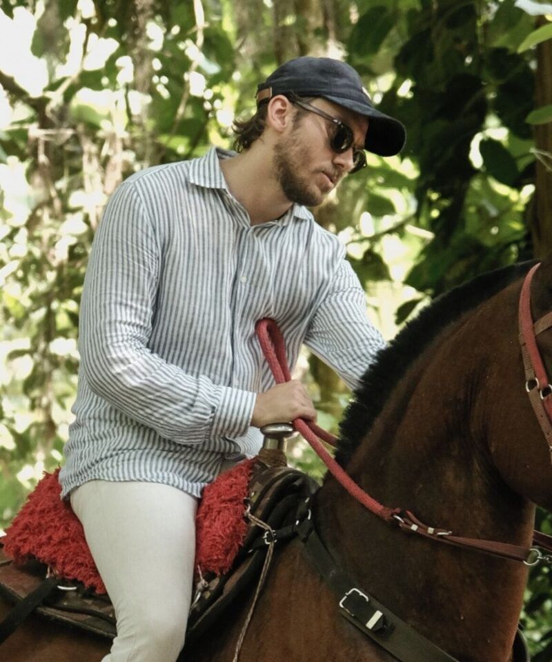 Viajero a caballo en Colombia – Experiencias de lujo auténticas y tradición ecuestre.