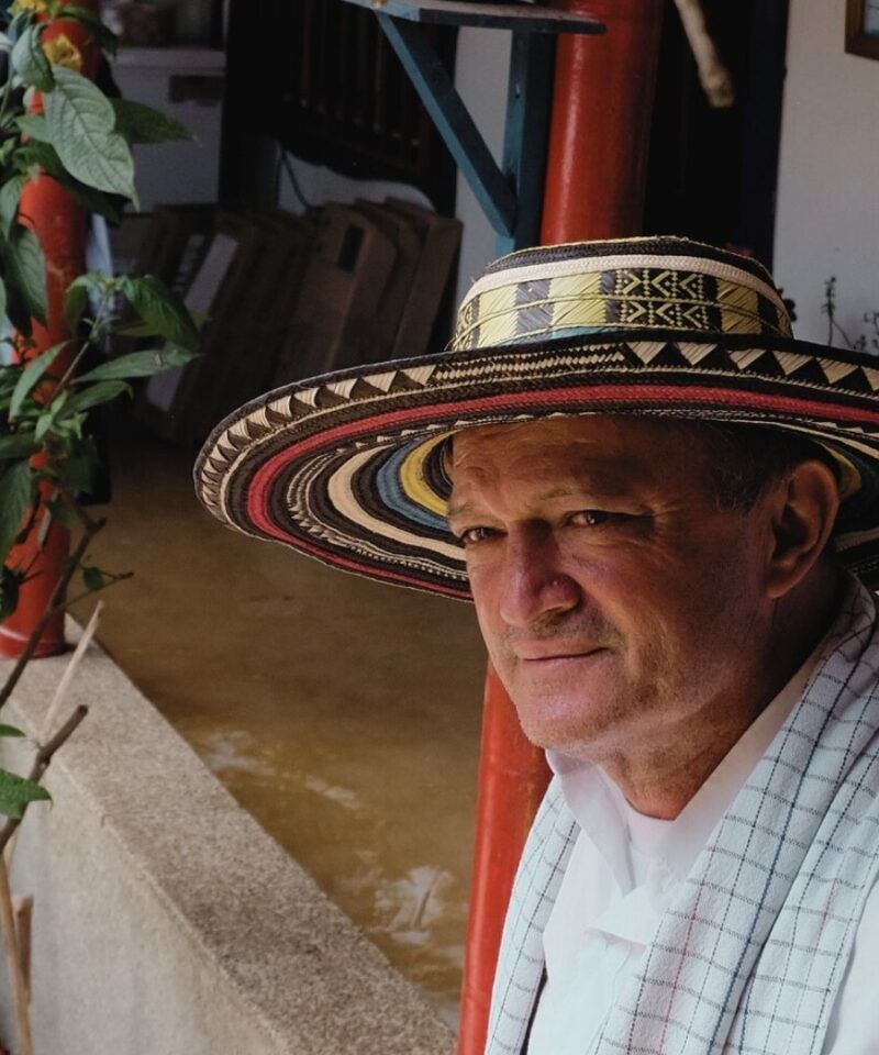 Campesino cultivando café en el Eje Cafetero, símbolo del lujo natural colombiano.