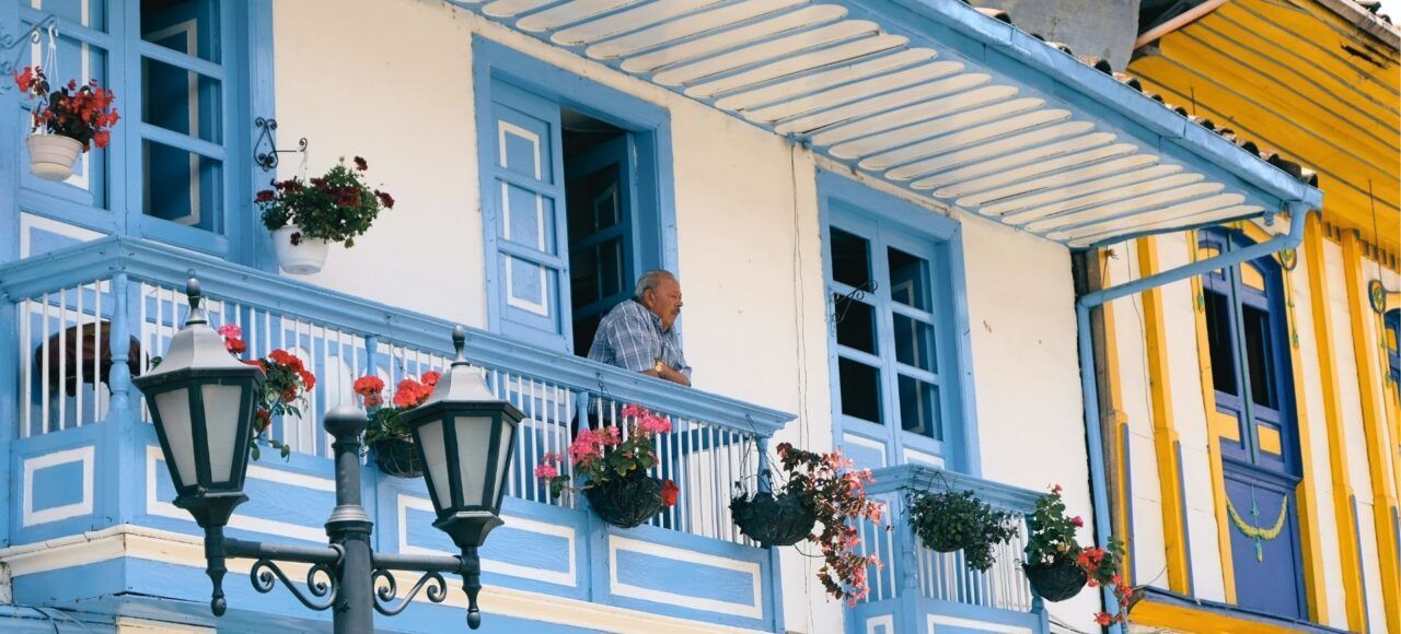Balcón colorido en Filandia, pueblo del Eje Cafetero reconocido por ONU Turismo.