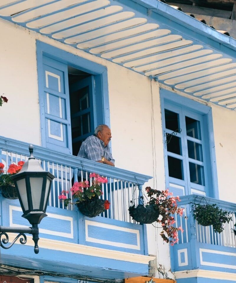 Balcón colorido en Filandia, pueblo del Eje Cafetero reconocido por ONU Turismo.