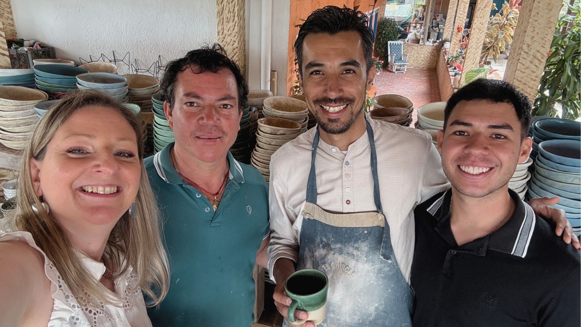 Elisa y Oscar con don Orlando y Emerson, en su taller de barro en Barichara, Nuestra historia - Colombia en Tour