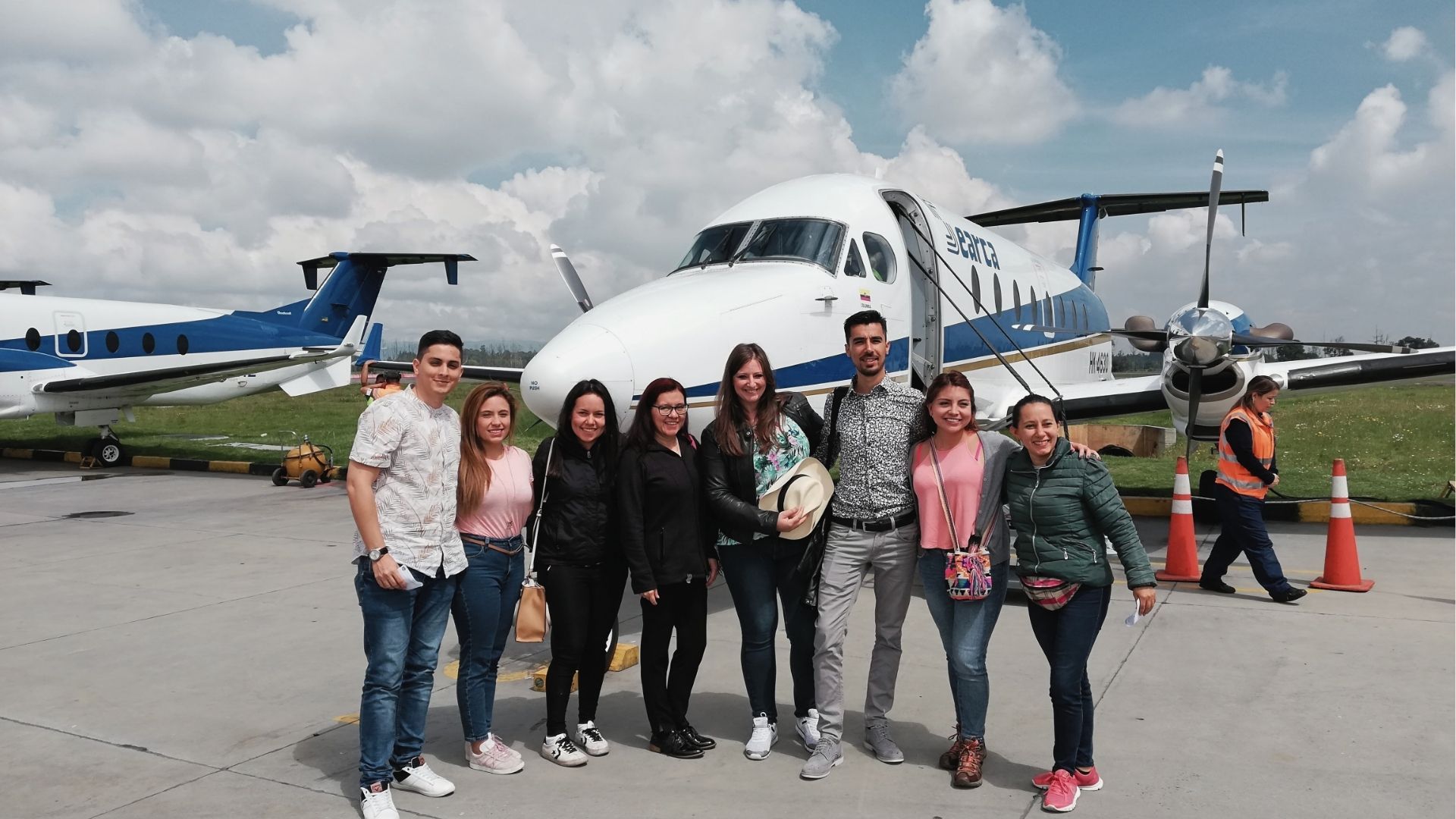 Elisa y Oscar en la pista de charters en Bogotá, Nuestra historia - Colombia en Tour