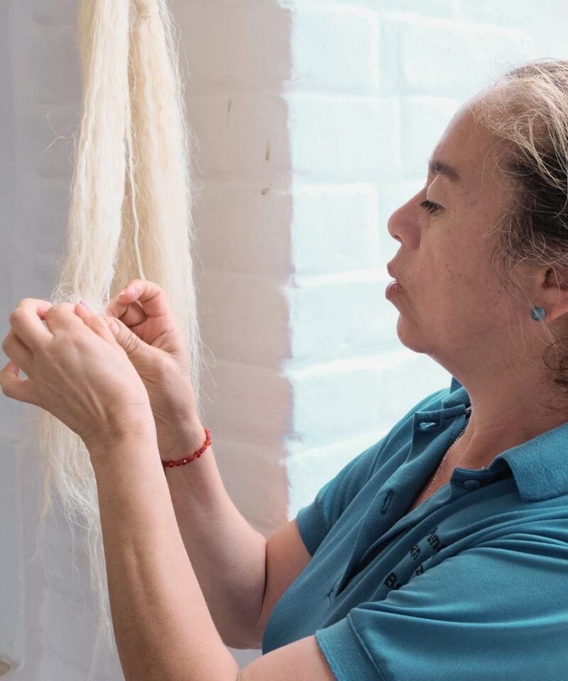 Artesana de papel en Barichara – Experiencias de lujo y artesanía tradicional en pueblos coloniales.