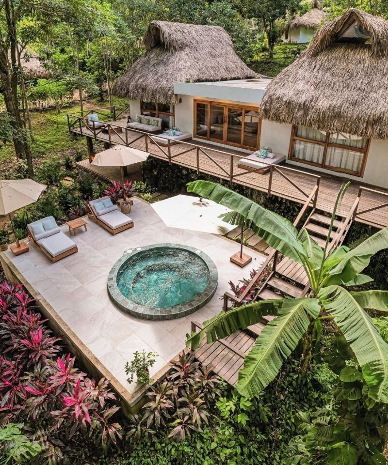Arquitectura de hoteles de lujo sostenibles en Colombia – Diseño regenerativo y alta elegancia en la selva.