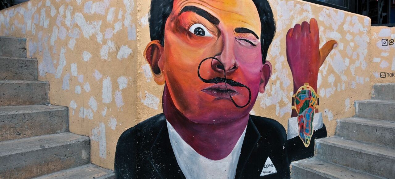 Graffiti de Salvador Dalí en la Comuna 13 de Medellín, expresión del arte urbano y la transformación social.