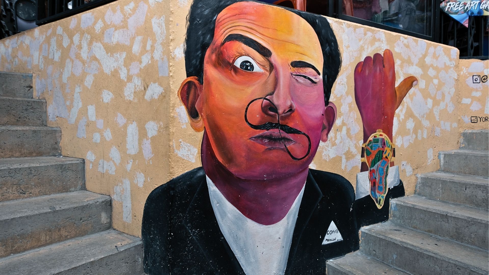 Graffiti de Salvador Dalí en la Comuna 13 de Medellín, expresión del arte urbano y la transformación social.