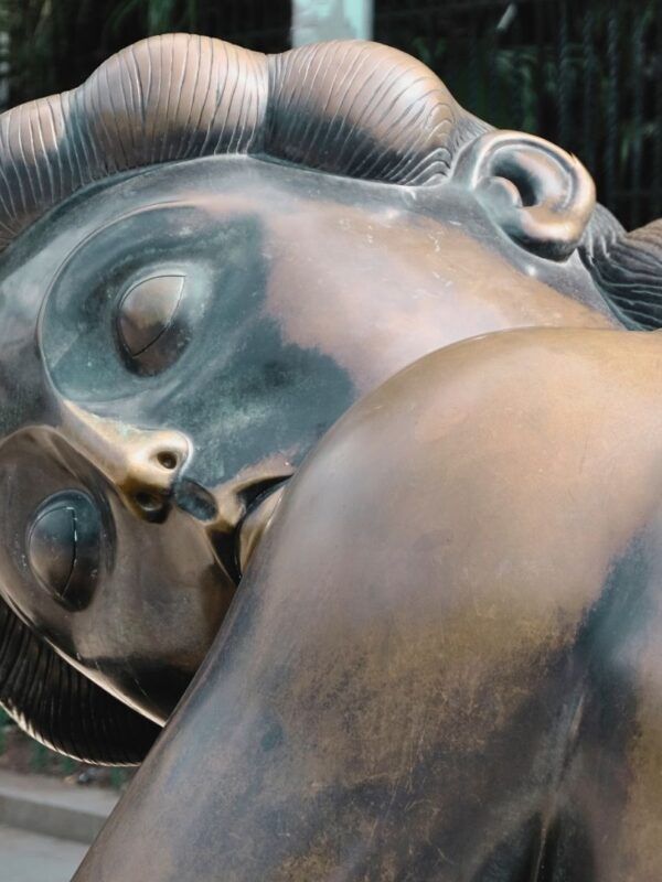 Escultura Mujer con espejo, de Fernando Botero, en la Plaza de las Esculturas de Medellín