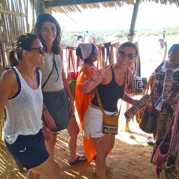 Michela y sus amigas desde Italia en experiencia cultural en la Guajira