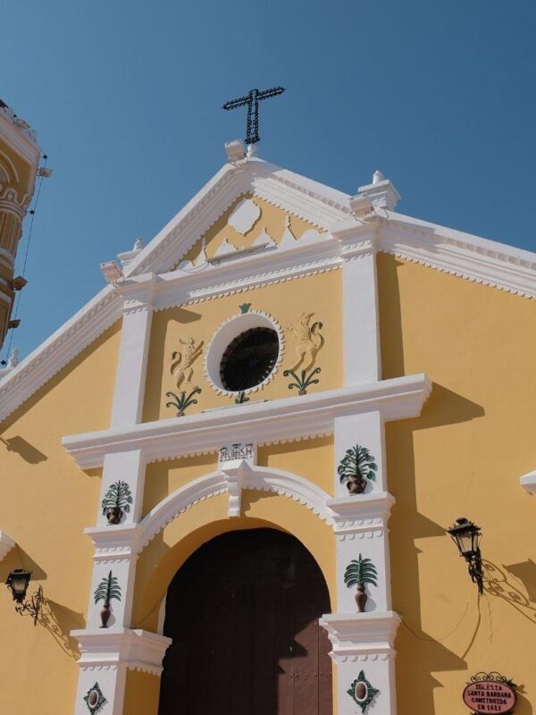 Fachada de la iglesia de Santa Bárbara en Mompox, patrimonio colonial UNESCO en Colombia.