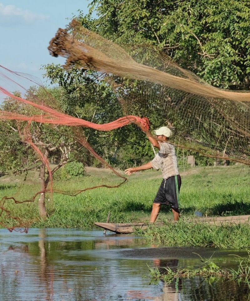 Pescadores lanzando la red sobre el río Magdalena en Mompox.