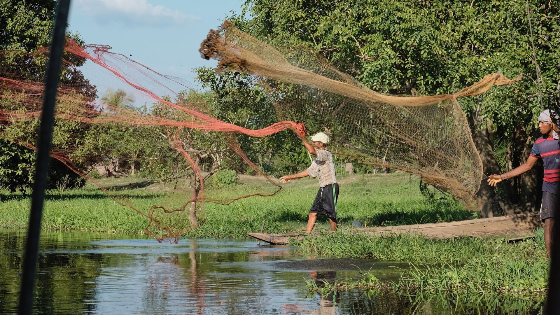 Pescadores lanzando la red sobre el río Magdalena en Mompox.