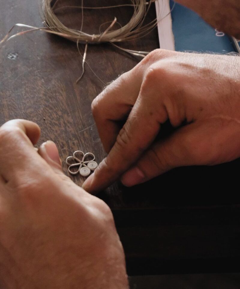 Manos trabajando filigrana momposina en taller artesanal, Mompox.