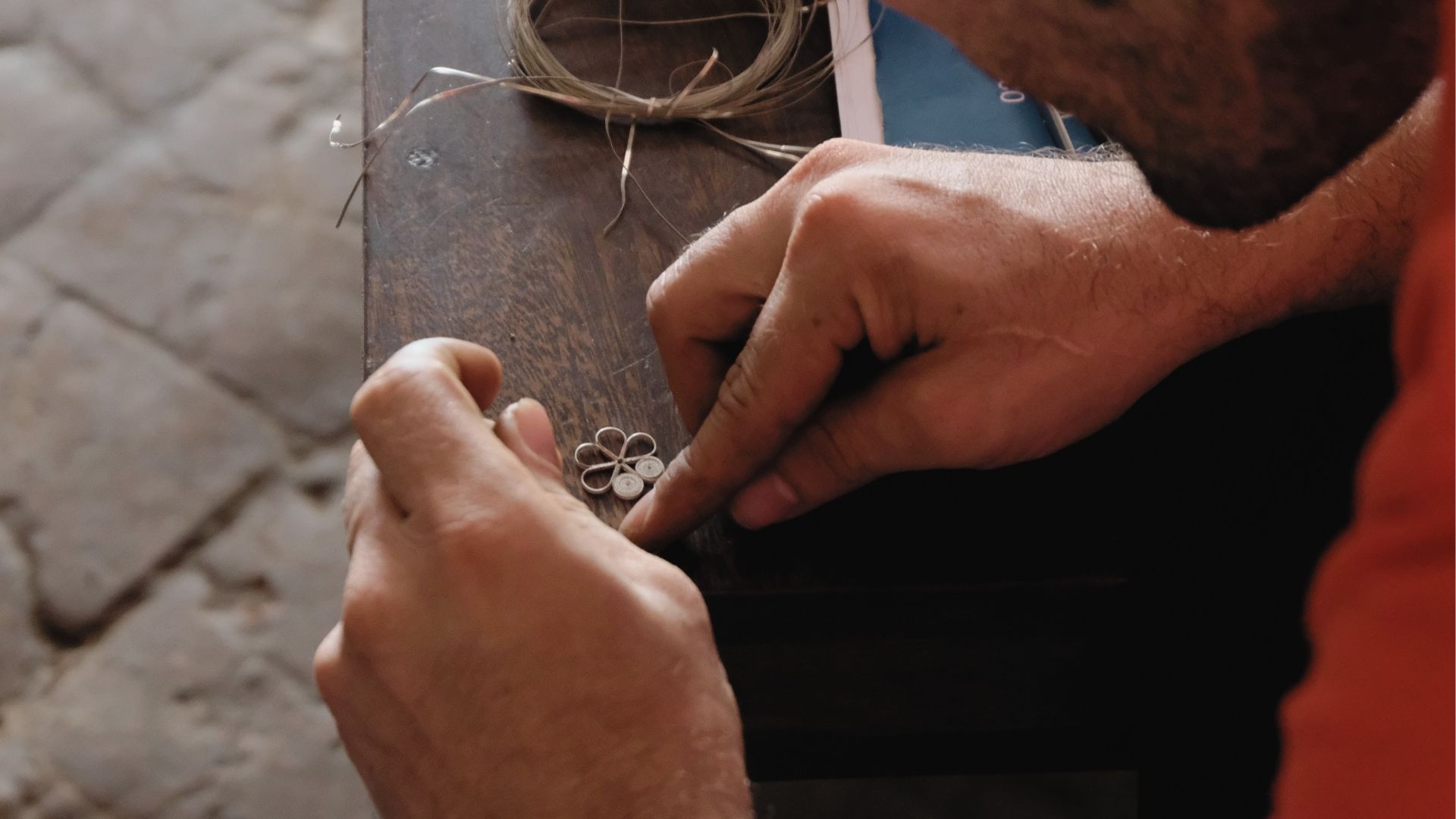 Manos trabajando filigrana momposina en taller artesanal, Mompox.