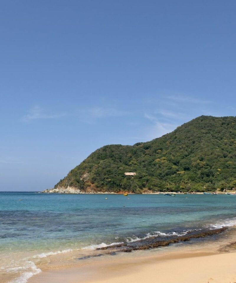 Playa Cristal en el Parque Nacional Tayrona – Experiencias de playa y ecoturismo de lujo en el Caribe Colombiano.